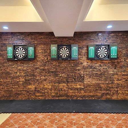 Burgundy Mckinley Place Service Apartment Manila Exteriör bild