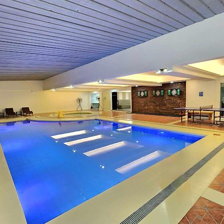 Burgundy Mckinley Place Service Apartment Manila Exteriör bild