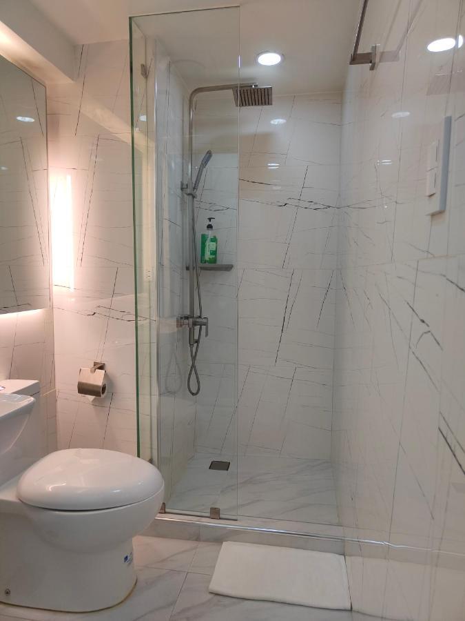 Burgundy Mckinley Place Service Apartment Manila Exteriör bild