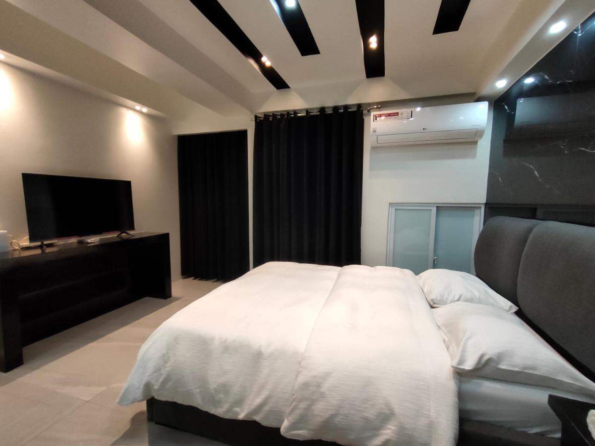 Burgundy Mckinley Place Service Apartment Manila Exteriör bild