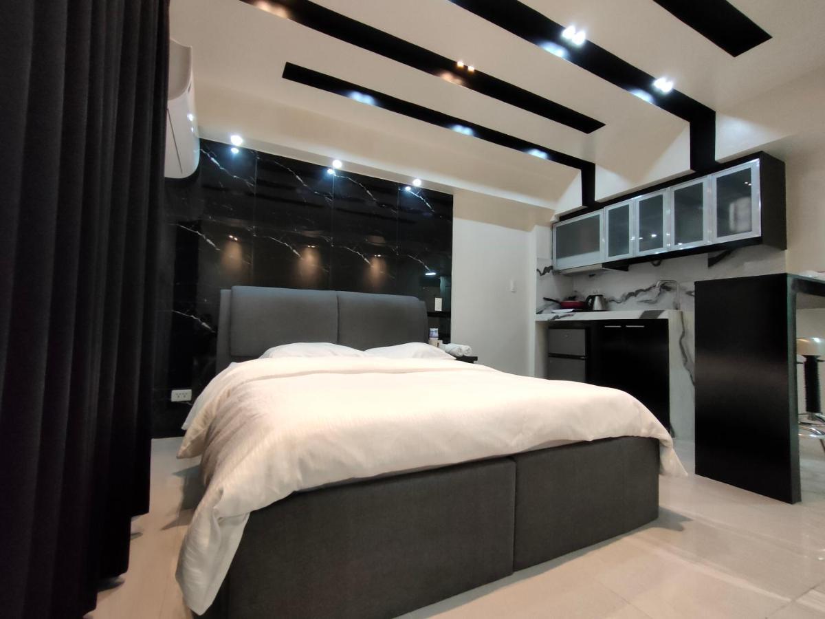 Burgundy Mckinley Place Service Apartment Manila Exteriör bild