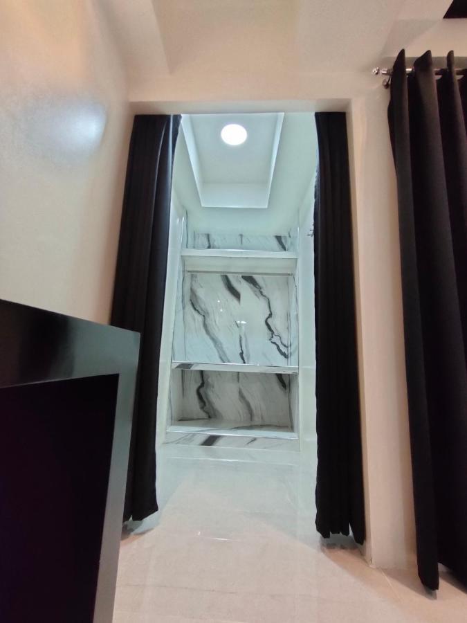 Burgundy Mckinley Place Service Apartment Manila Exteriör bild