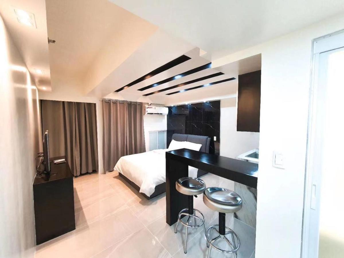Burgundy Mckinley Place Service Apartment Manila Exteriör bild
