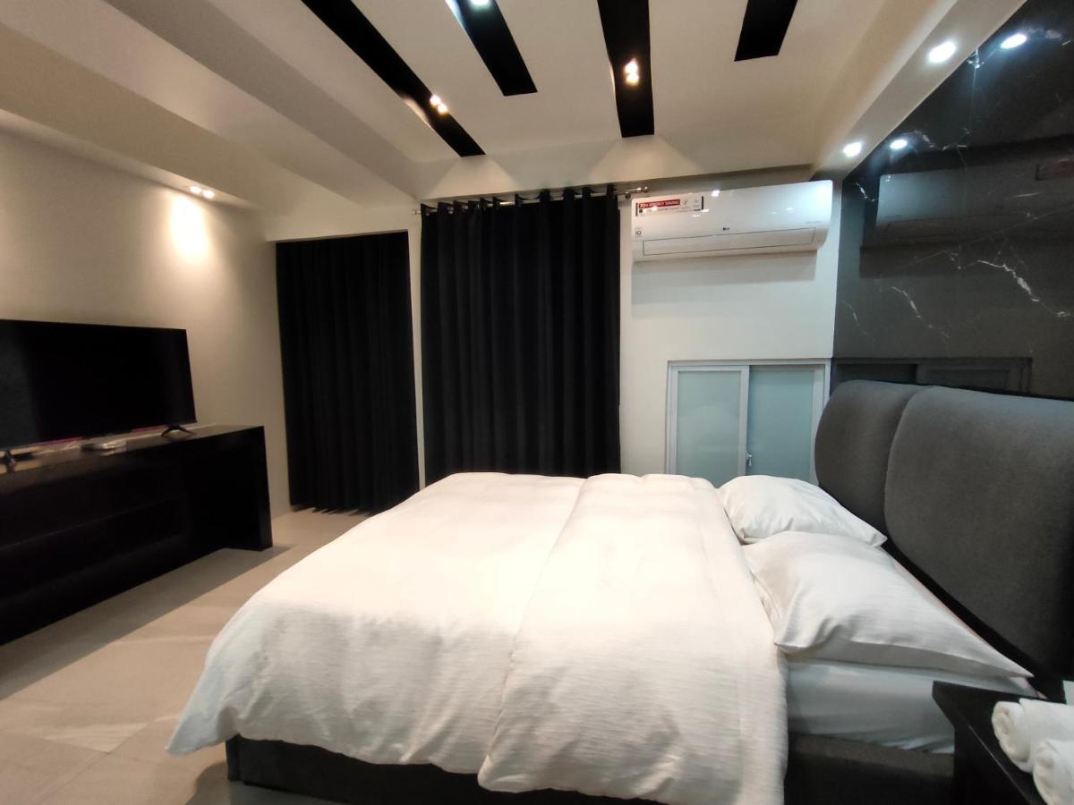 Burgundy Mckinley Place Service Apartment Manila Exteriör bild