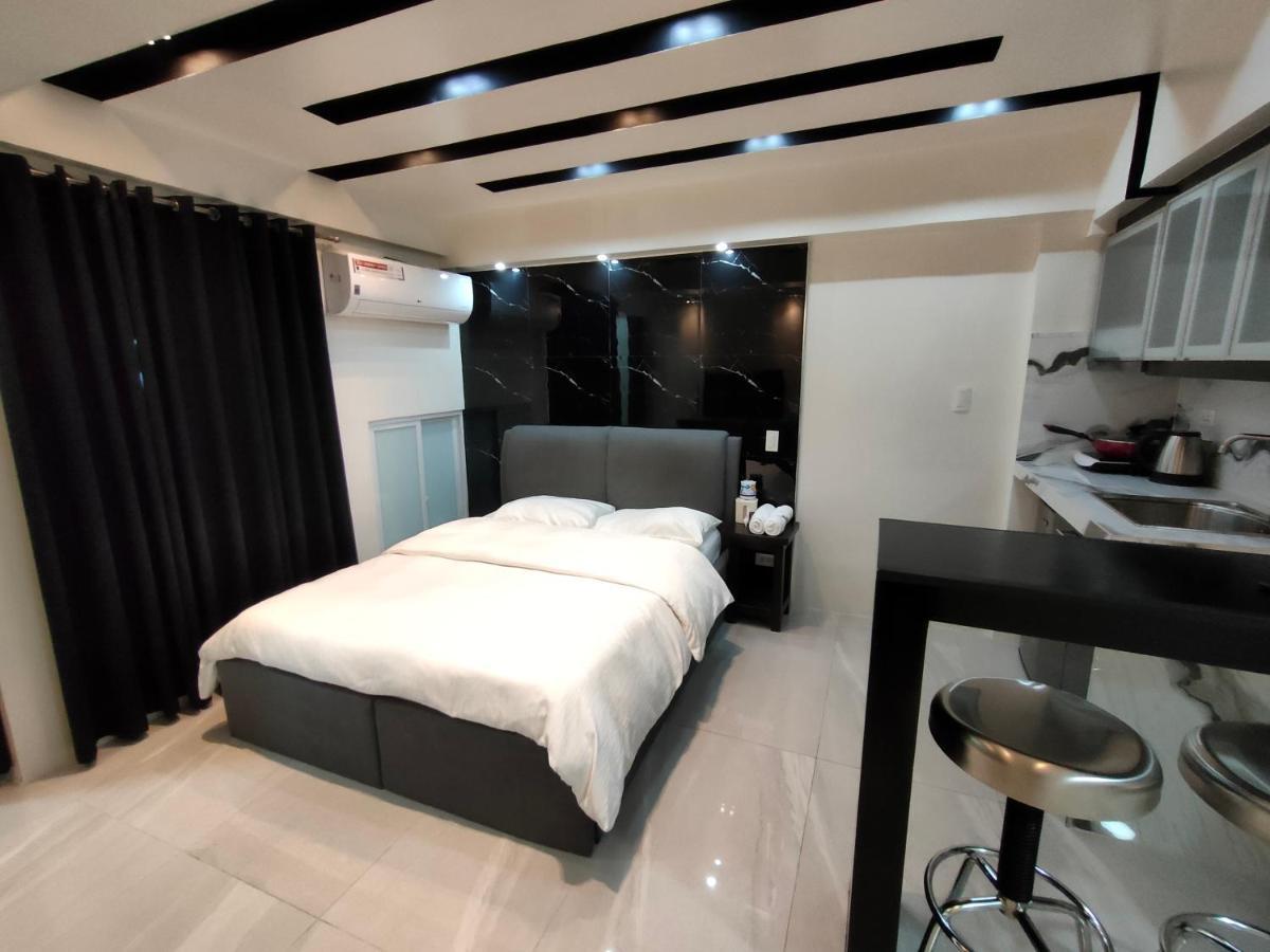Burgundy Mckinley Place Service Apartment Manila Exteriör bild