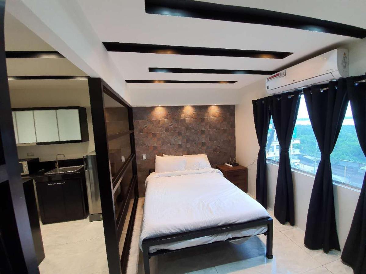 Burgundy Mckinley Place Service Apartment Manila Exteriör bild