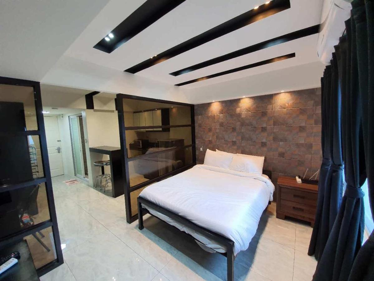 Burgundy Mckinley Place Service Apartment Manila Exteriör bild