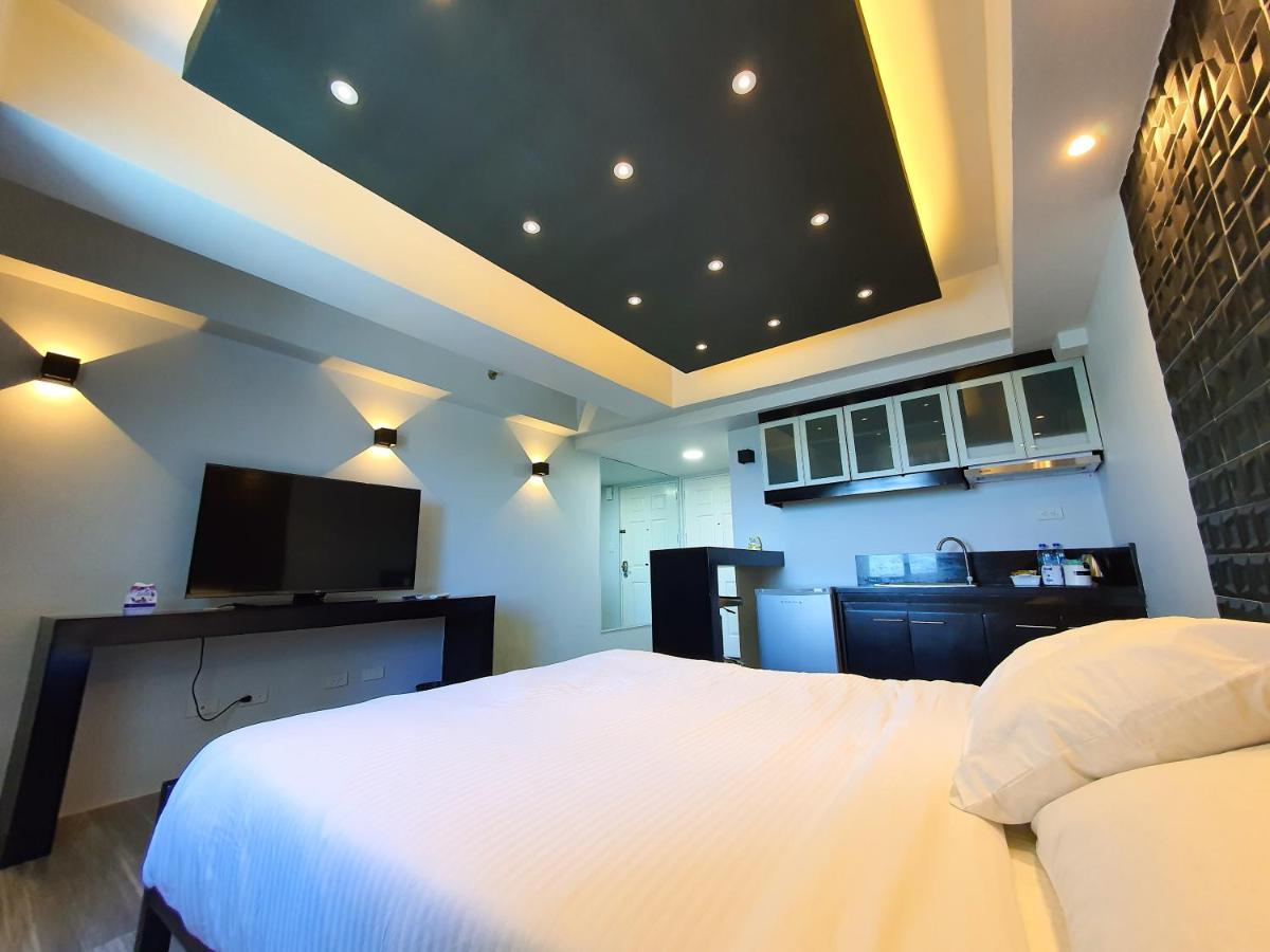 Burgundy Mckinley Place Service Apartment Manila Exteriör bild