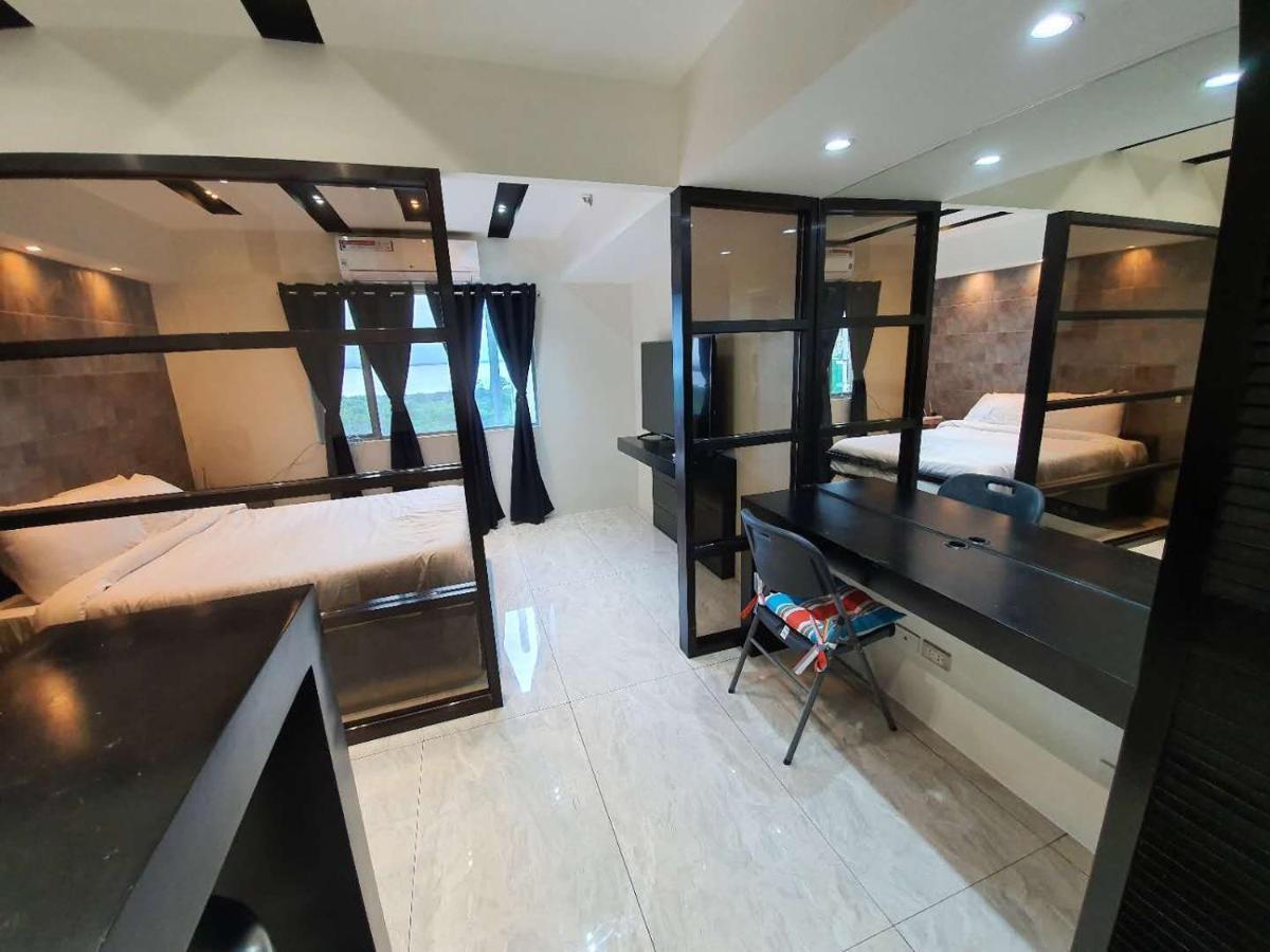 Burgundy Mckinley Place Service Apartment Manila Exteriör bild