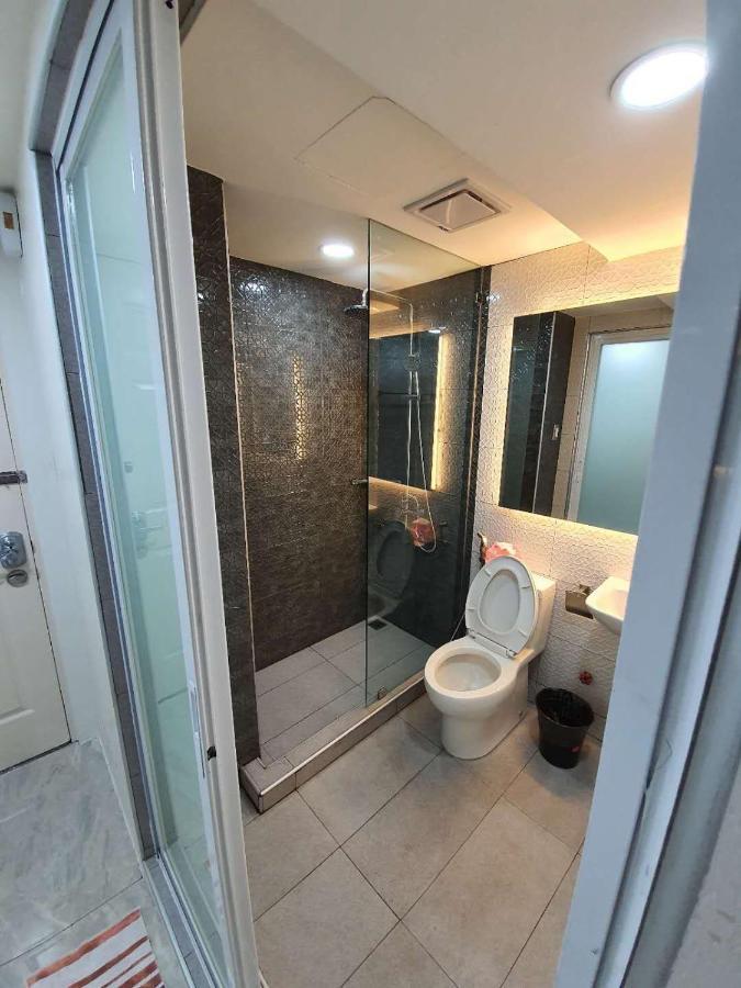 Burgundy Mckinley Place Service Apartment Manila Exteriör bild