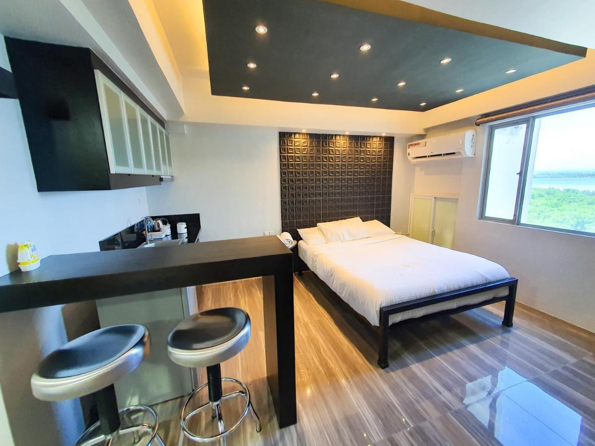 Burgundy Mckinley Place Service Apartment Manila Exteriör bild
