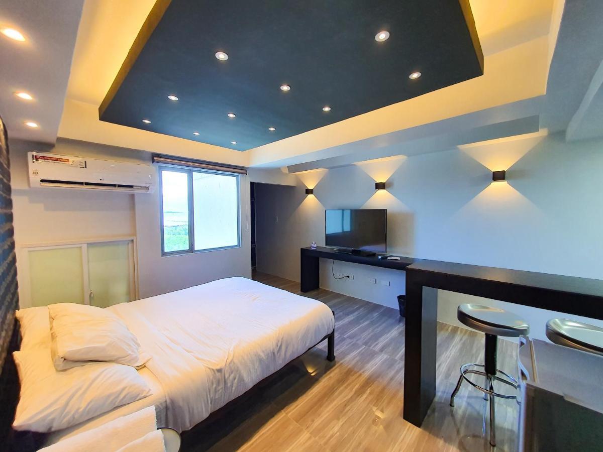 Burgundy Mckinley Place Service Apartment Manila Exteriör bild