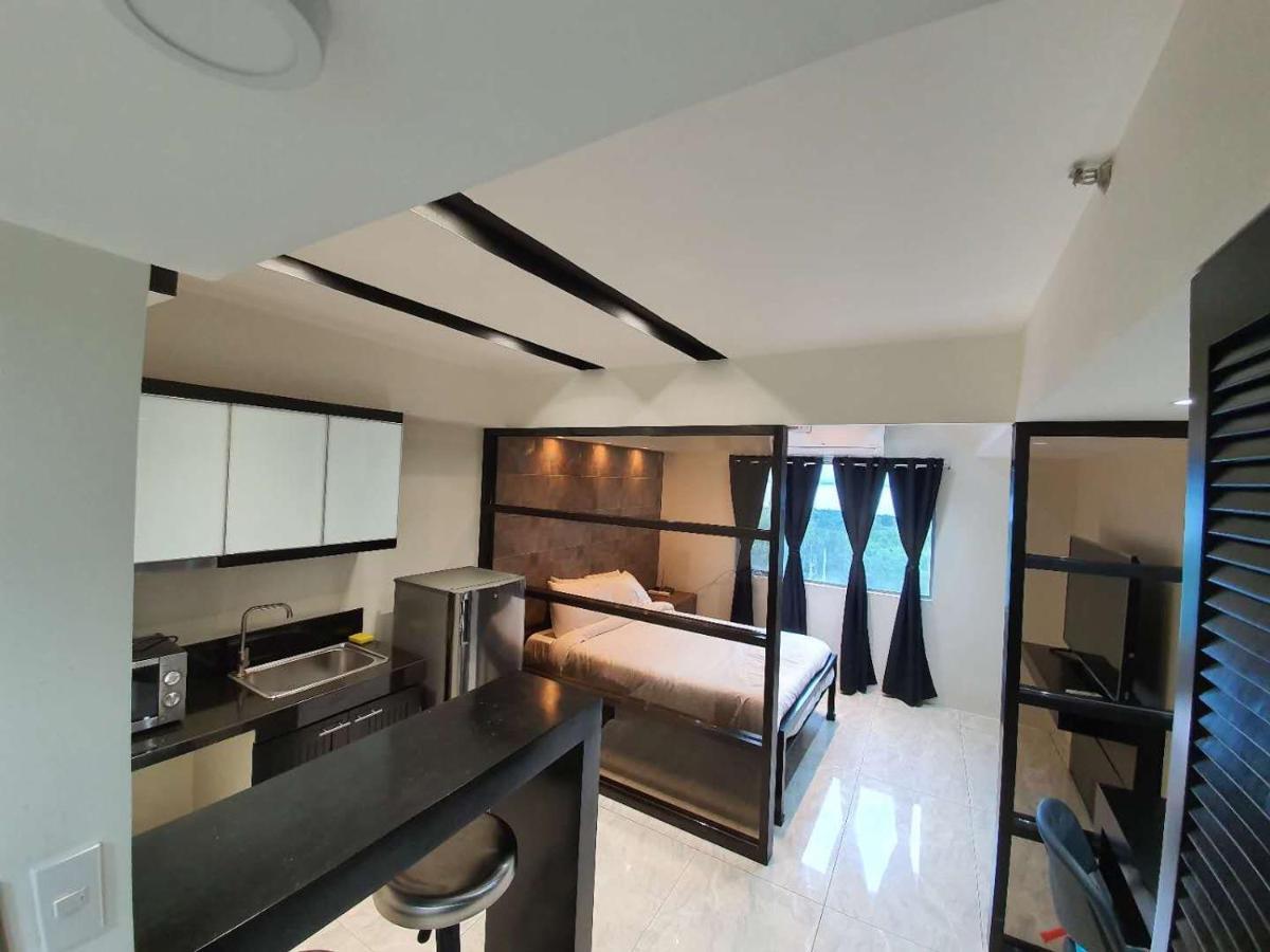 Burgundy Mckinley Place Service Apartment Manila Exteriör bild