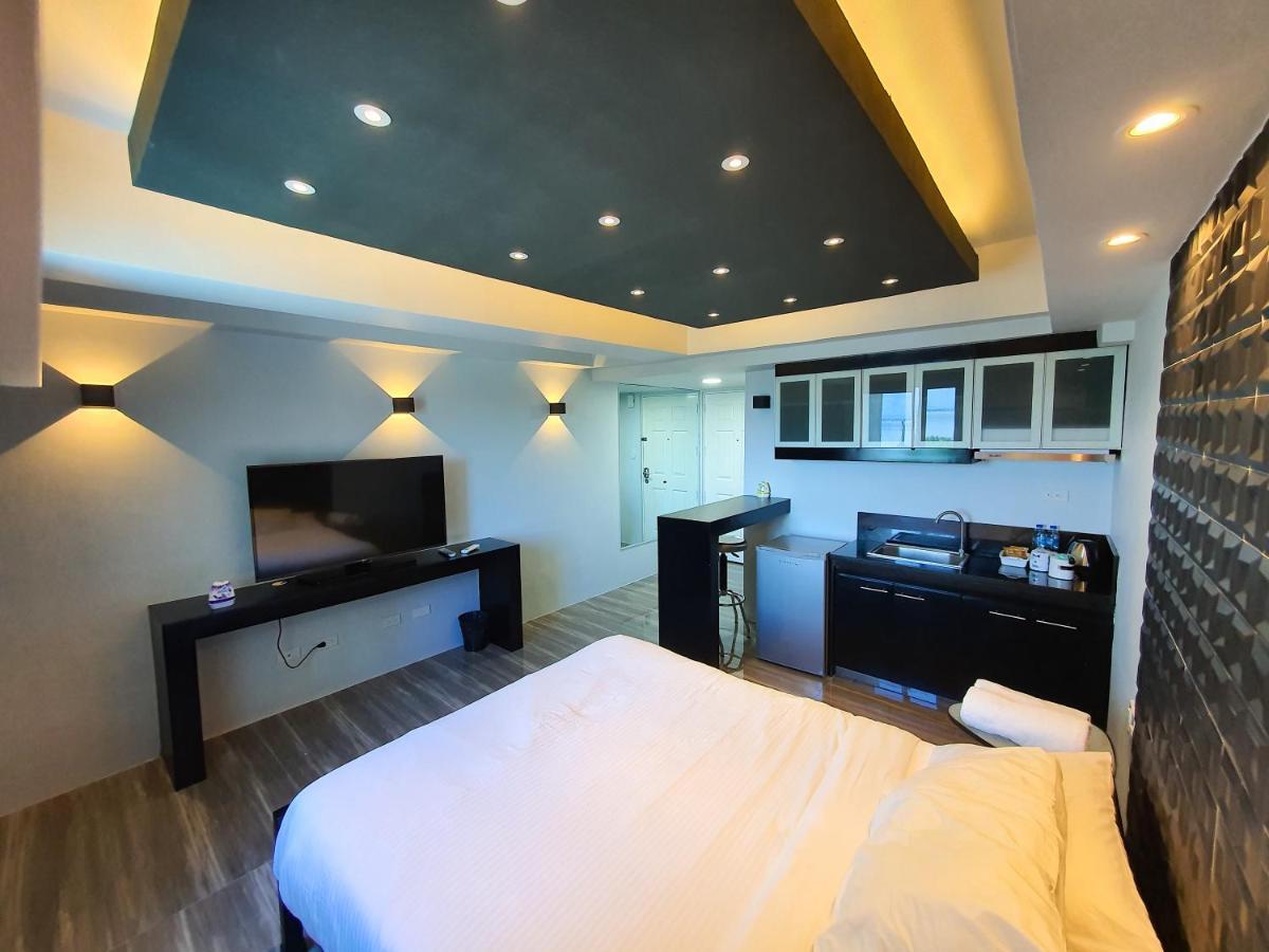 Burgundy Mckinley Place Service Apartment Manila Exteriör bild