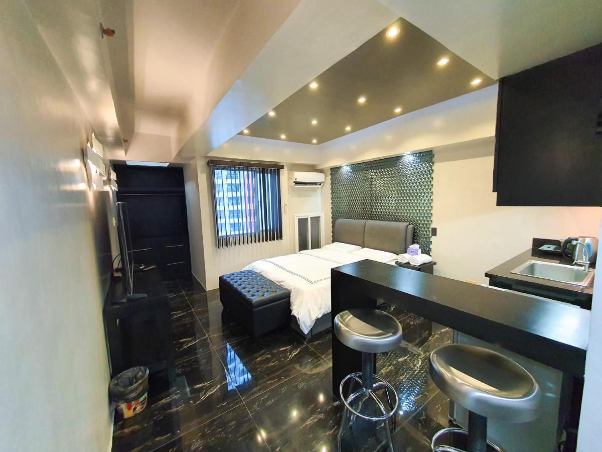 Burgundy Mckinley Place Service Apartment Manila Exteriör bild