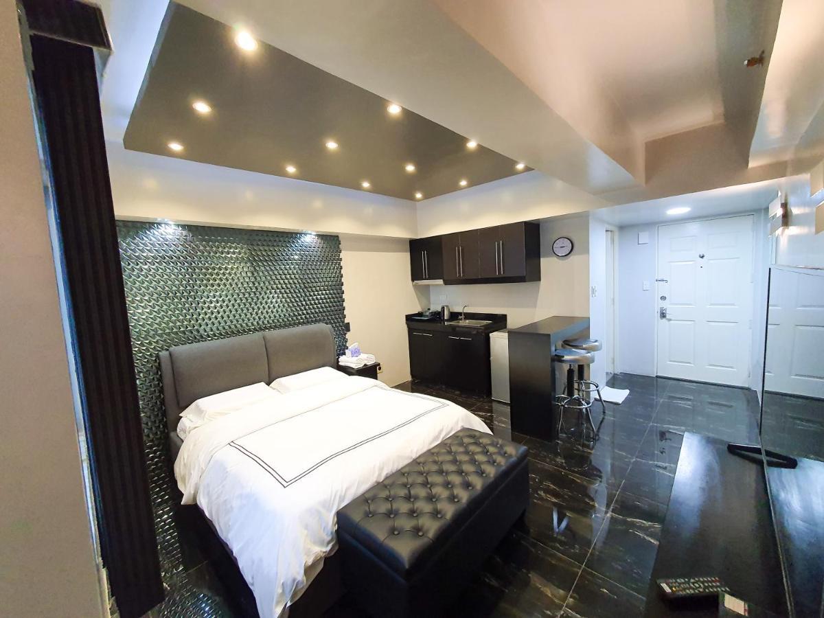 Burgundy Mckinley Place Service Apartment Manila Exteriör bild