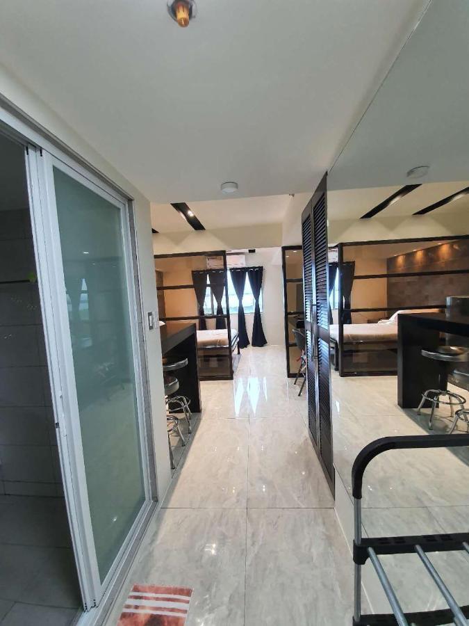Burgundy Mckinley Place Service Apartment Manila Exteriör bild