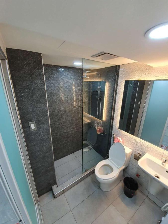 Burgundy Mckinley Place Service Apartment Manila Exteriör bild