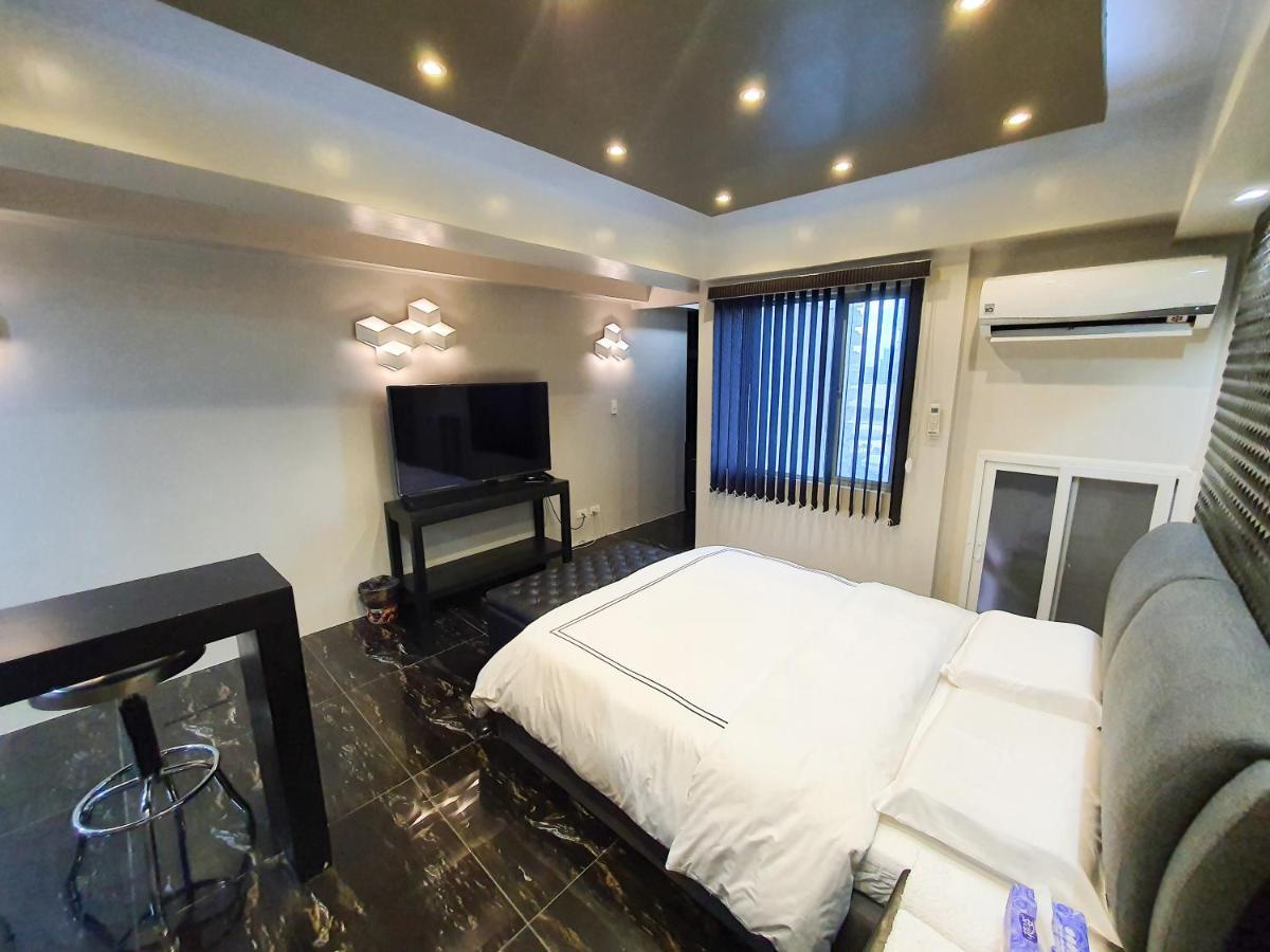 Burgundy Mckinley Place Service Apartment Manila Exteriör bild