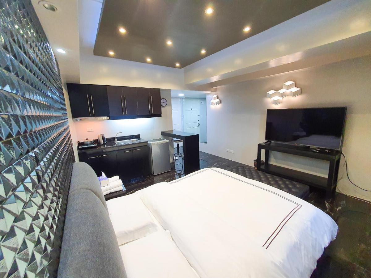 Burgundy Mckinley Place Service Apartment Manila Exteriör bild