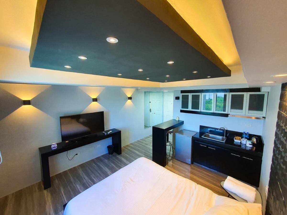Burgundy Mckinley Place Service Apartment Manila Exteriör bild