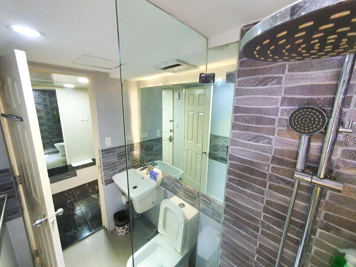 Burgundy Mckinley Place Service Apartment Manila Exteriör bild
