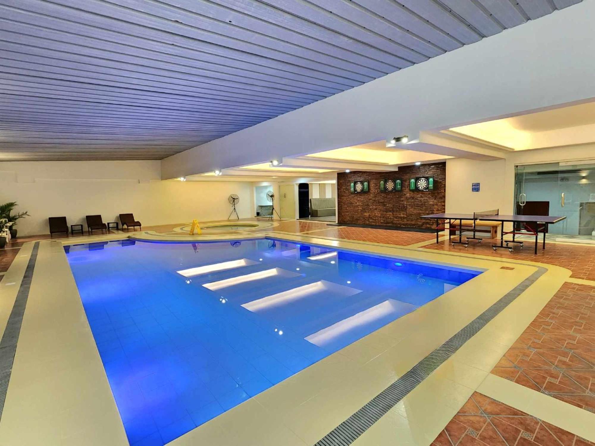 Burgundy Mckinley Place Service Apartment Manila Exteriör bild