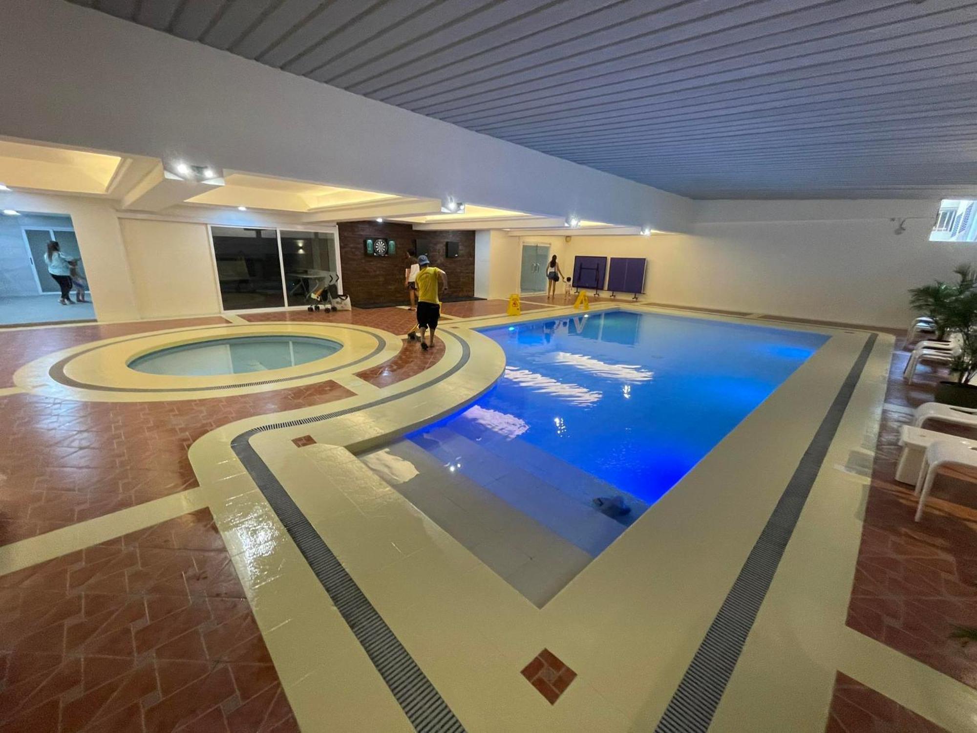 Burgundy Mckinley Place Service Apartment Manila Exteriör bild