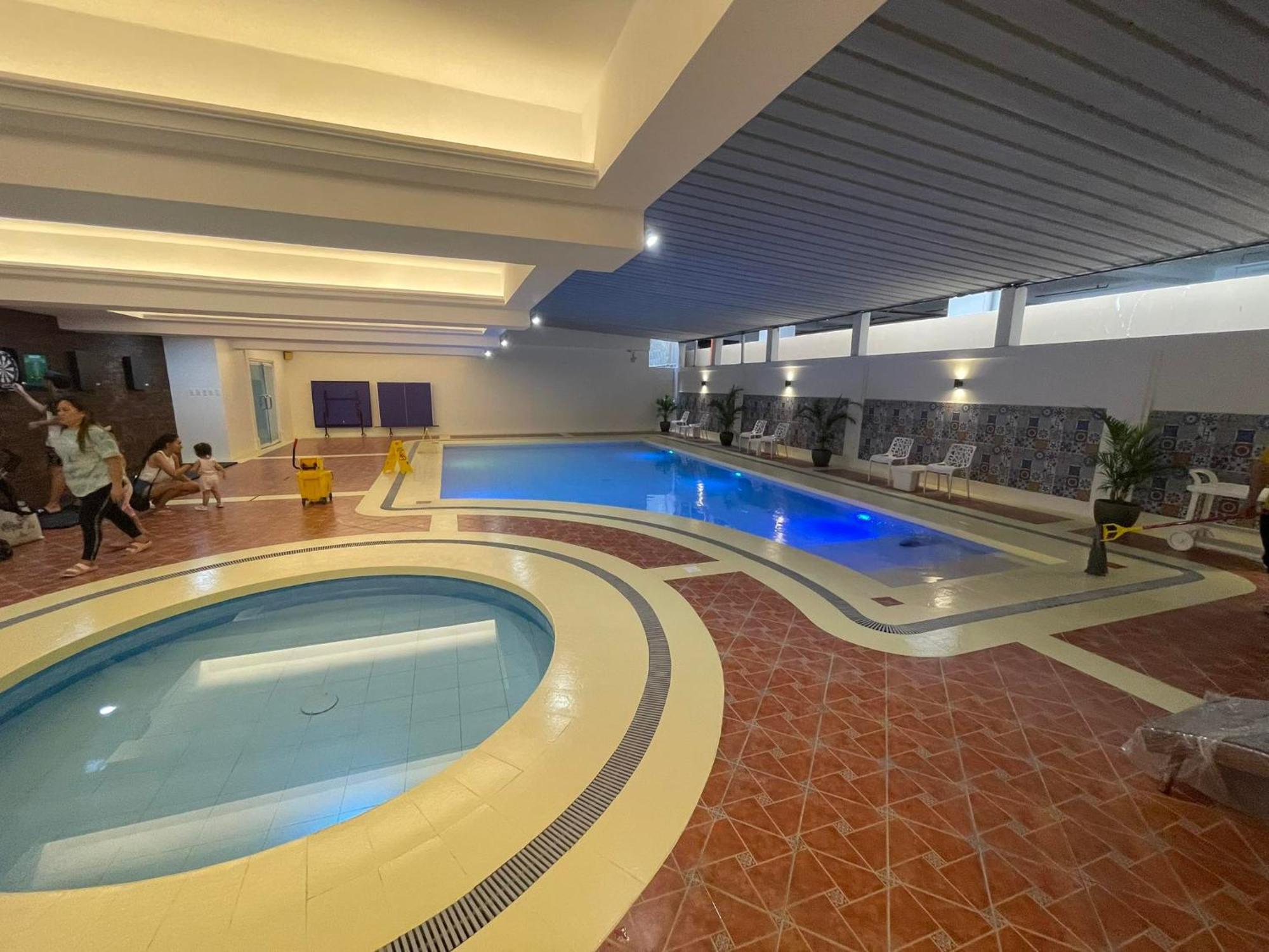 Burgundy Mckinley Place Service Apartment Manila Exteriör bild