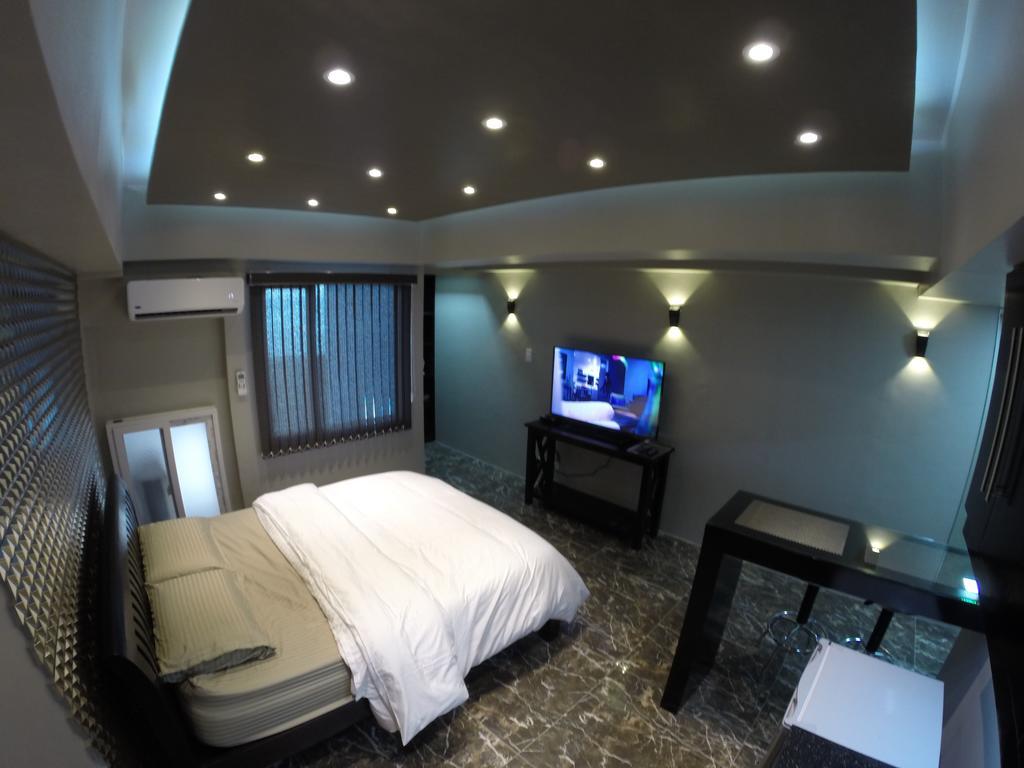 Burgundy Mckinley Place Service Apartment Manila Exteriör bild