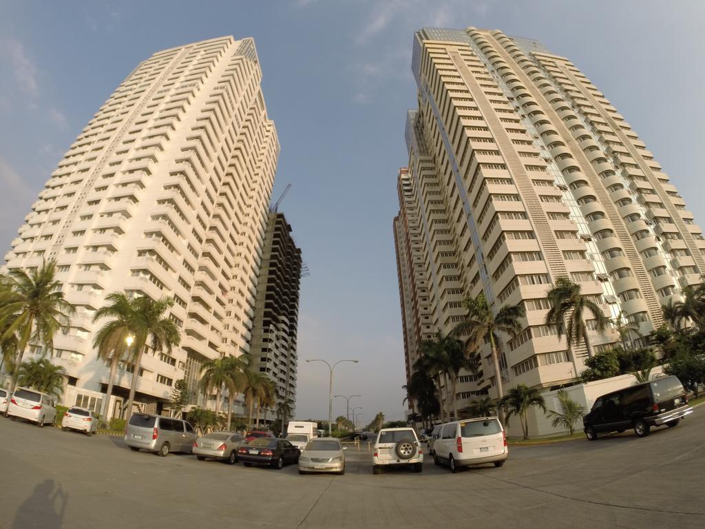 Burgundy Mckinley Place Service Apartment Manila Exteriör bild