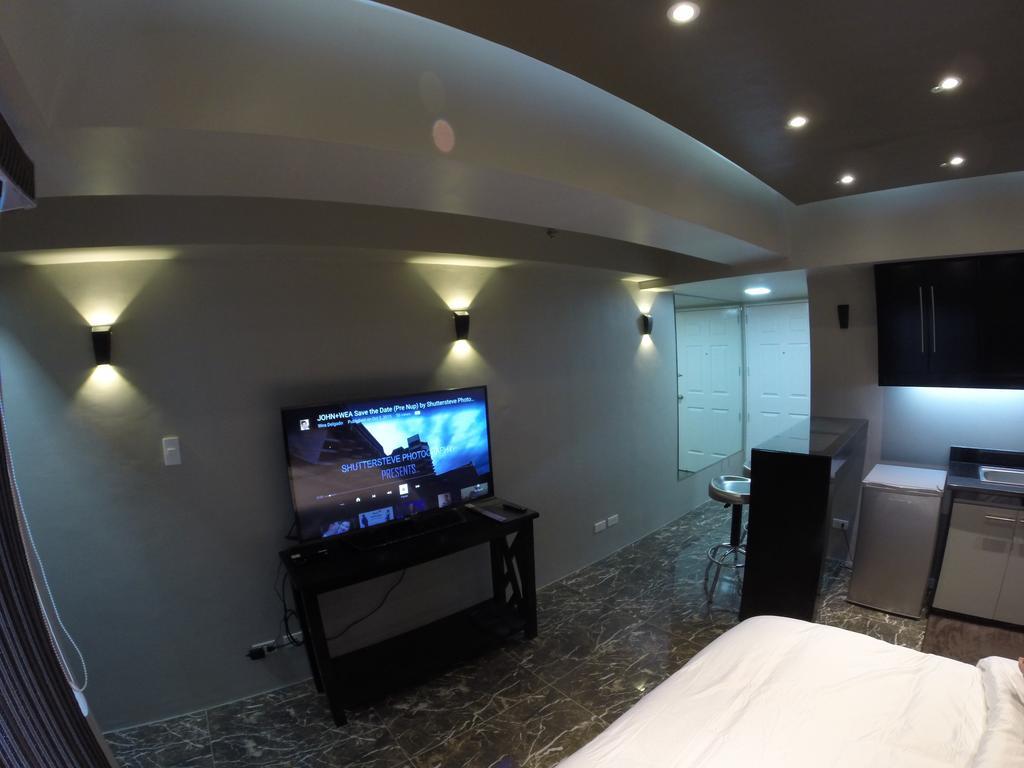 Burgundy Mckinley Place Service Apartment Manila Exteriör bild