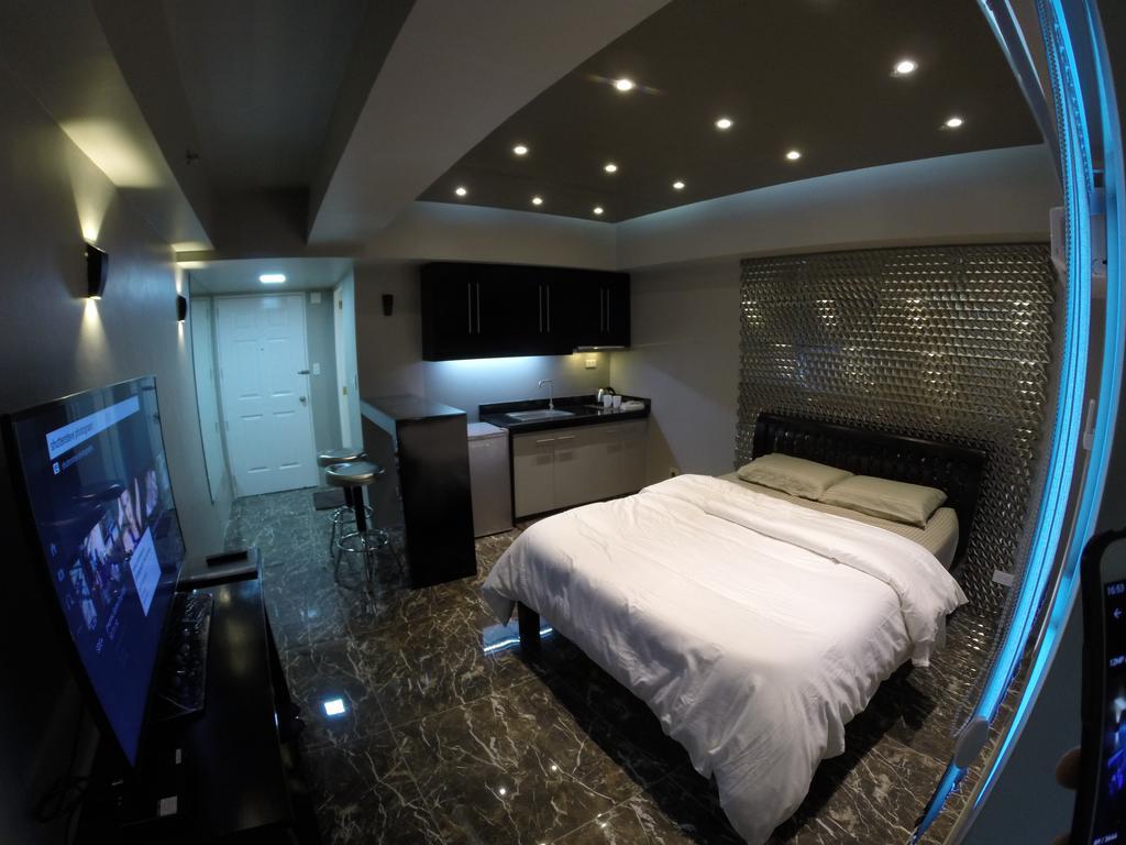 Burgundy Mckinley Place Service Apartment Manila Exteriör bild