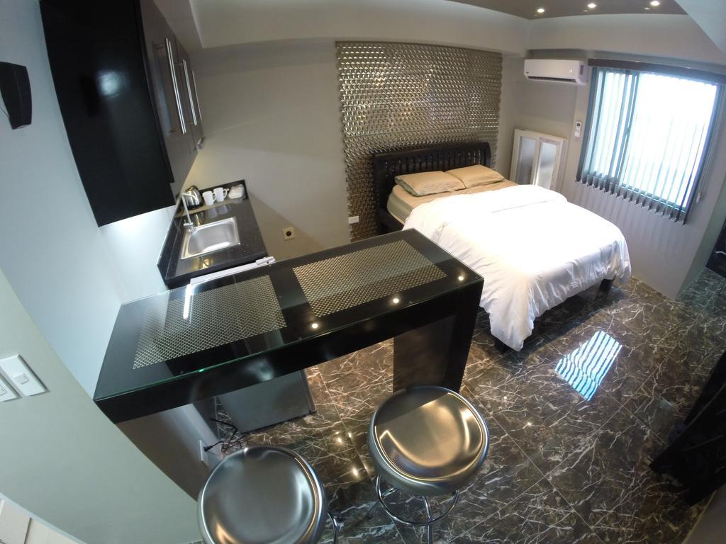 Burgundy Mckinley Place Service Apartment Manila Exteriör bild