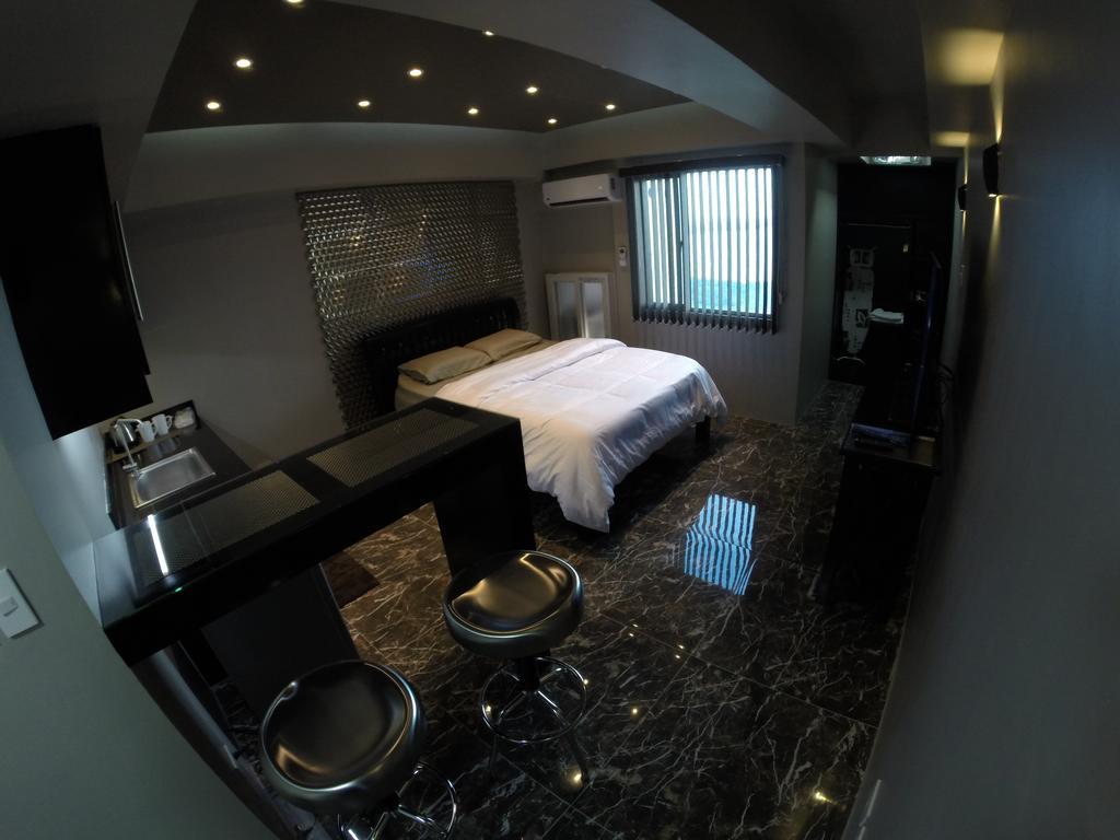 Burgundy Mckinley Place Service Apartment Manila Exteriör bild