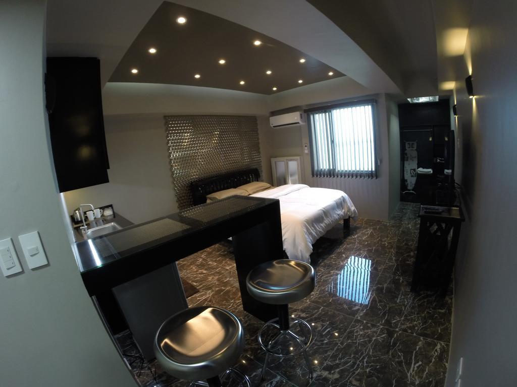 Burgundy Mckinley Place Service Apartment Manila Exteriör bild