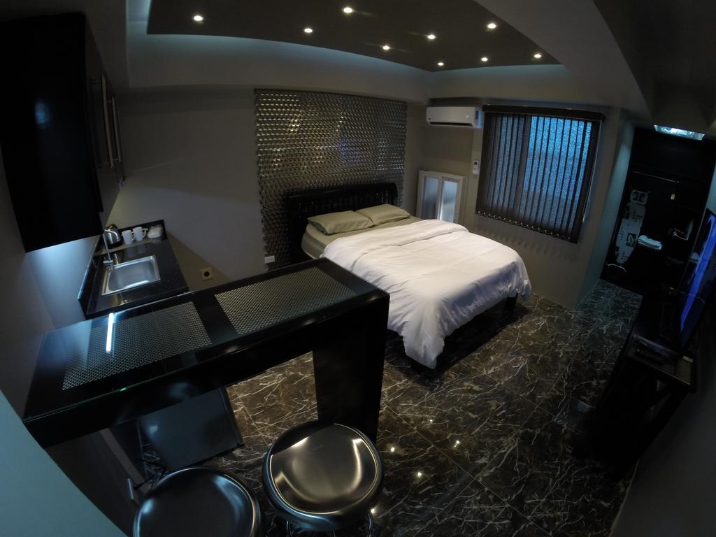 Burgundy Mckinley Place Service Apartment Manila Exteriör bild