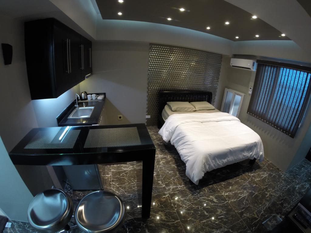 Burgundy Mckinley Place Service Apartment Manila Exteriör bild