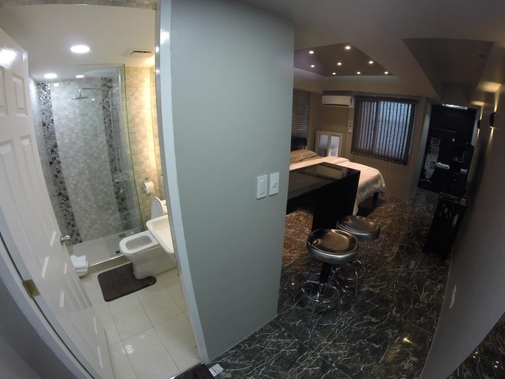 Burgundy Mckinley Place Service Apartment Manila Exteriör bild