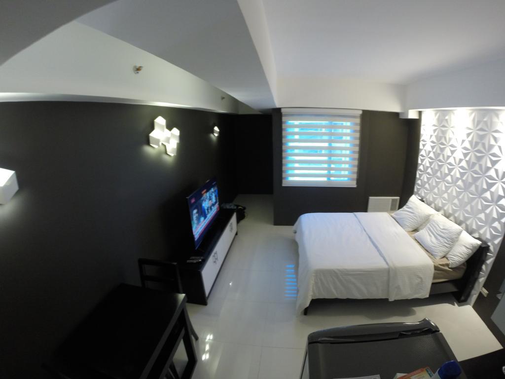 Burgundy Mckinley Place Service Apartment Manila Exteriör bild