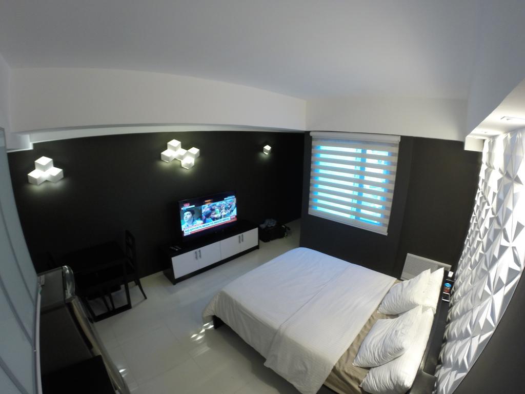Burgundy Mckinley Place Service Apartment Manila Exteriör bild