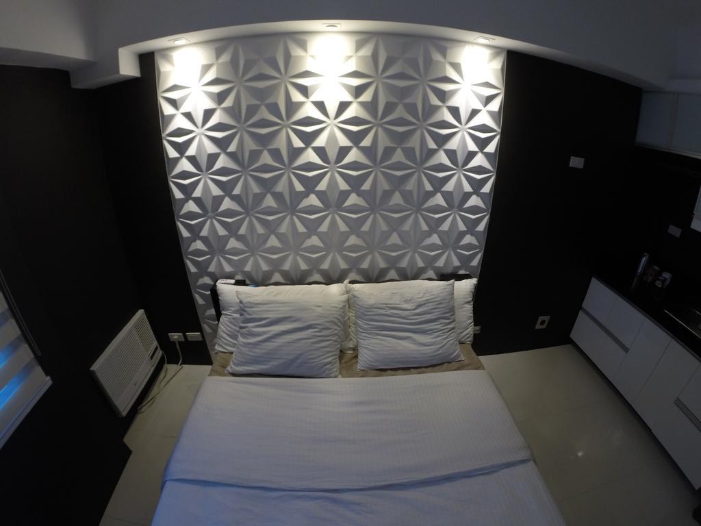 Burgundy Mckinley Place Service Apartment Manila Exteriör bild