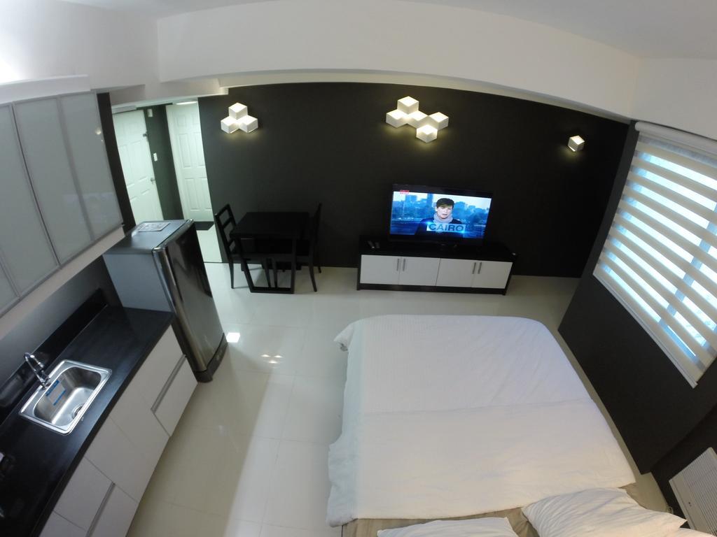 Burgundy Mckinley Place Service Apartment Manila Exteriör bild