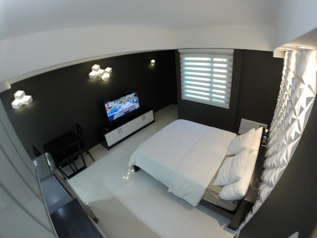 Burgundy Mckinley Place Service Apartment Manila Exteriör bild
