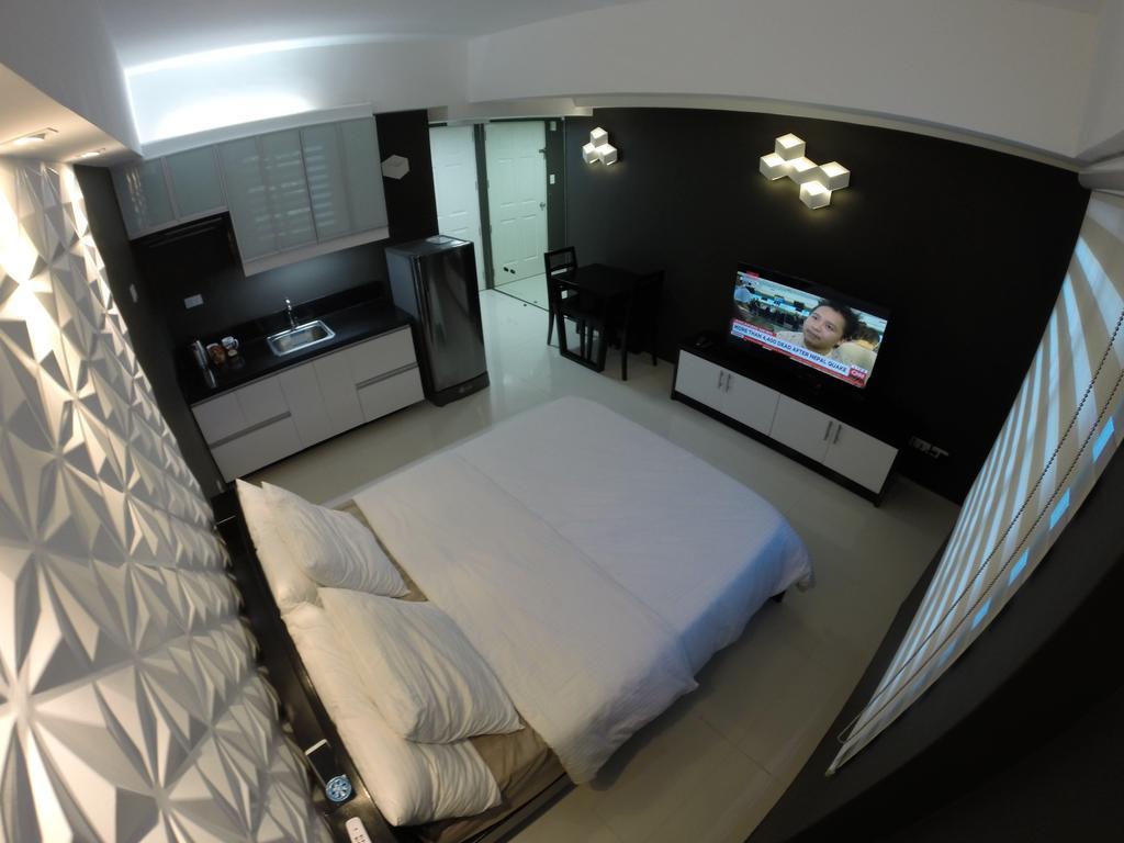Burgundy Mckinley Place Service Apartment Manila Exteriör bild