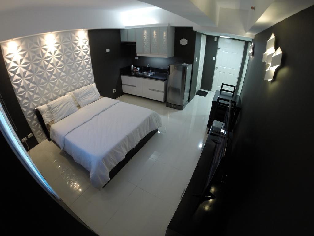 Burgundy Mckinley Place Service Apartment Manila Exteriör bild