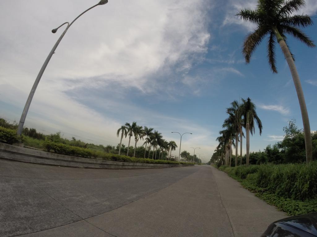 Burgundy Mckinley Place Service Apartment Manila Exteriör bild