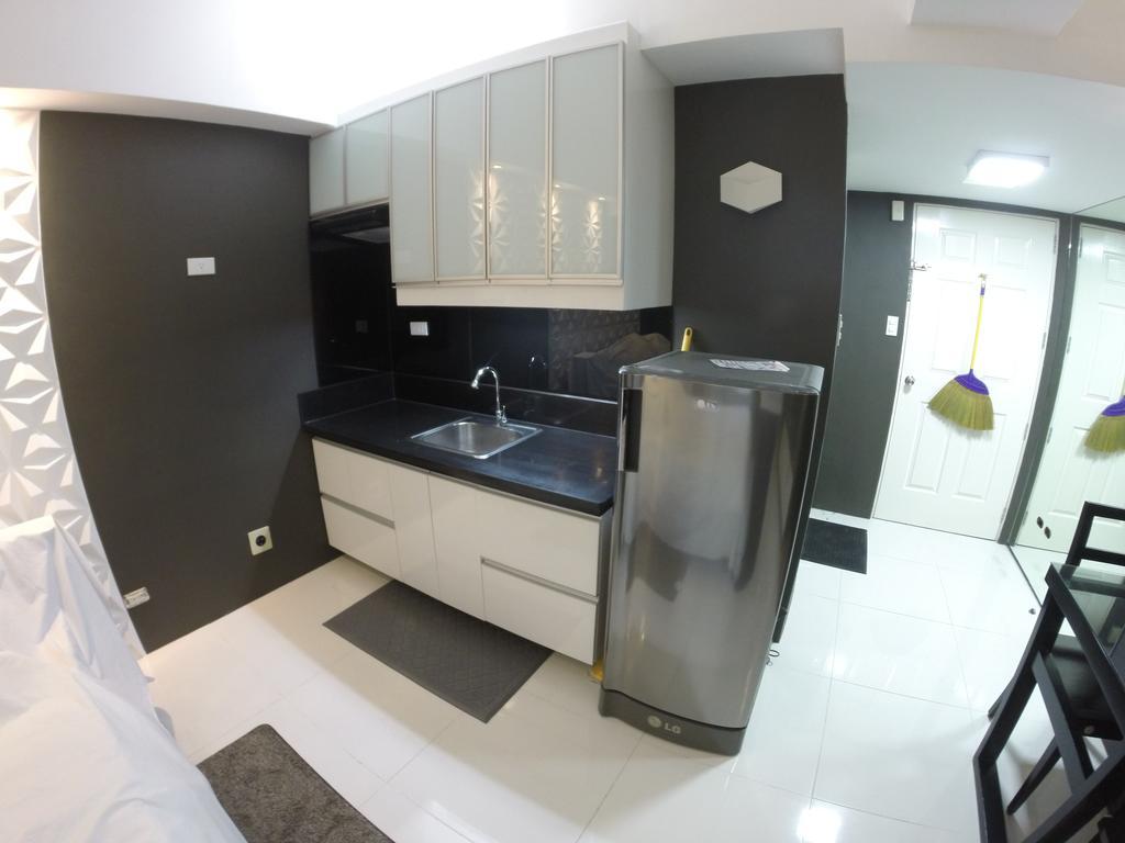 Burgundy Mckinley Place Service Apartment Manila Exteriör bild
