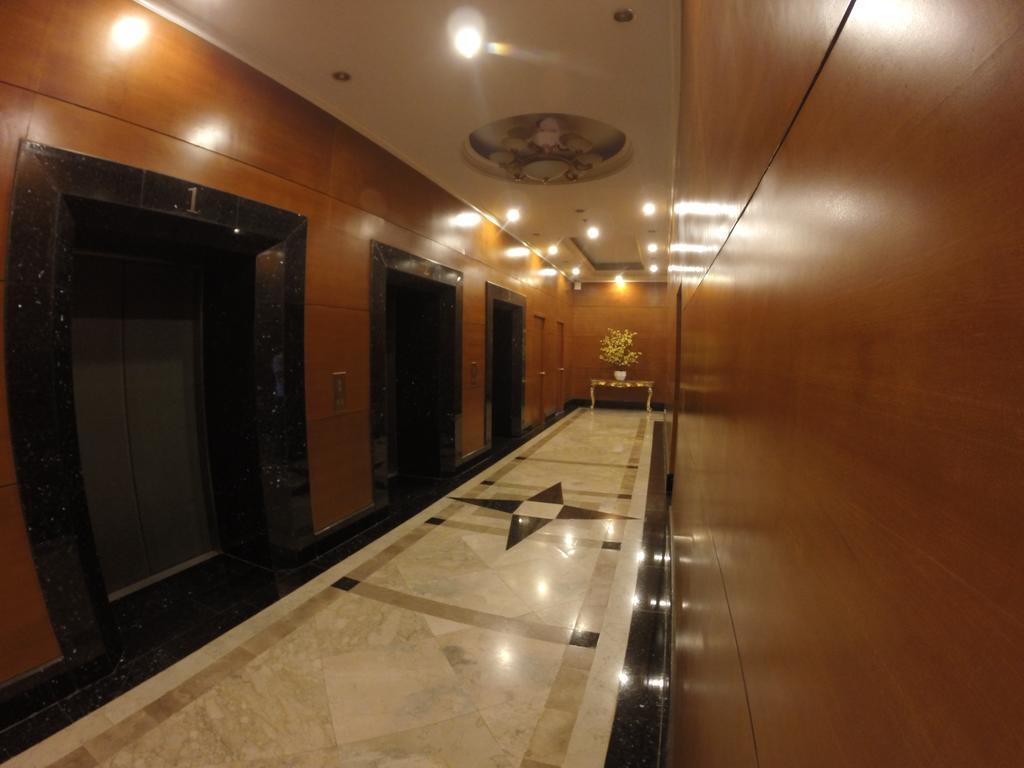 Burgundy Mckinley Place Service Apartment Manila Exteriör bild