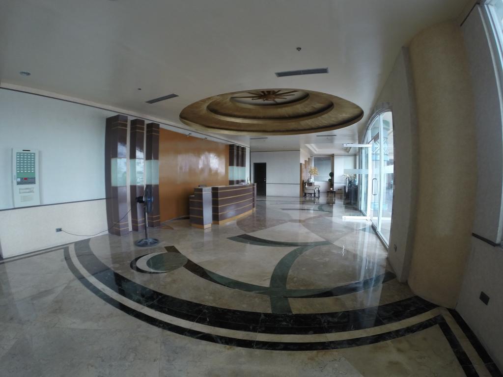 Burgundy Mckinley Place Service Apartment Manila Exteriör bild
